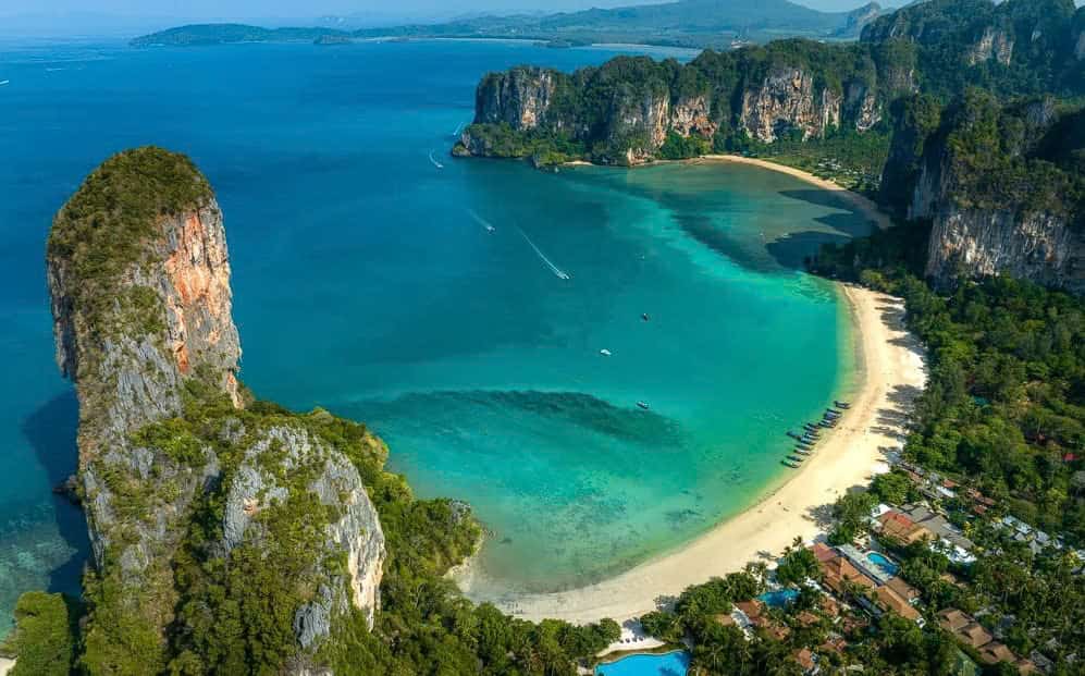 Menikmati Keindahan Pantai Railay